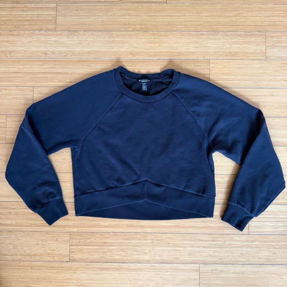 Beyond Yoga Black Cropped Crewneck Sweatshirt V Hem Size Small